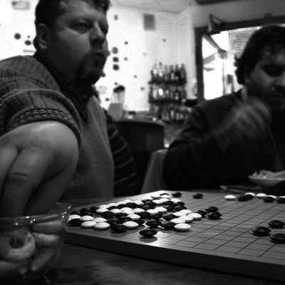 Every Tuesday evening, at the “Al Tempio d'Oro” trattoria in Via delle Leghe, Milan, a group of enthusiasts from different origins challenge each other in exciting battles of “stones”.
